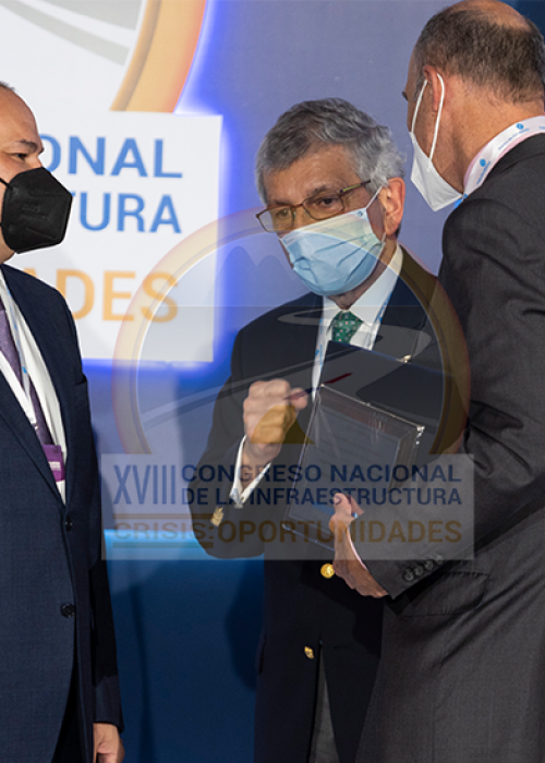 Entrega de reconocimiento a Bernardo Vargas, presidente de ISA